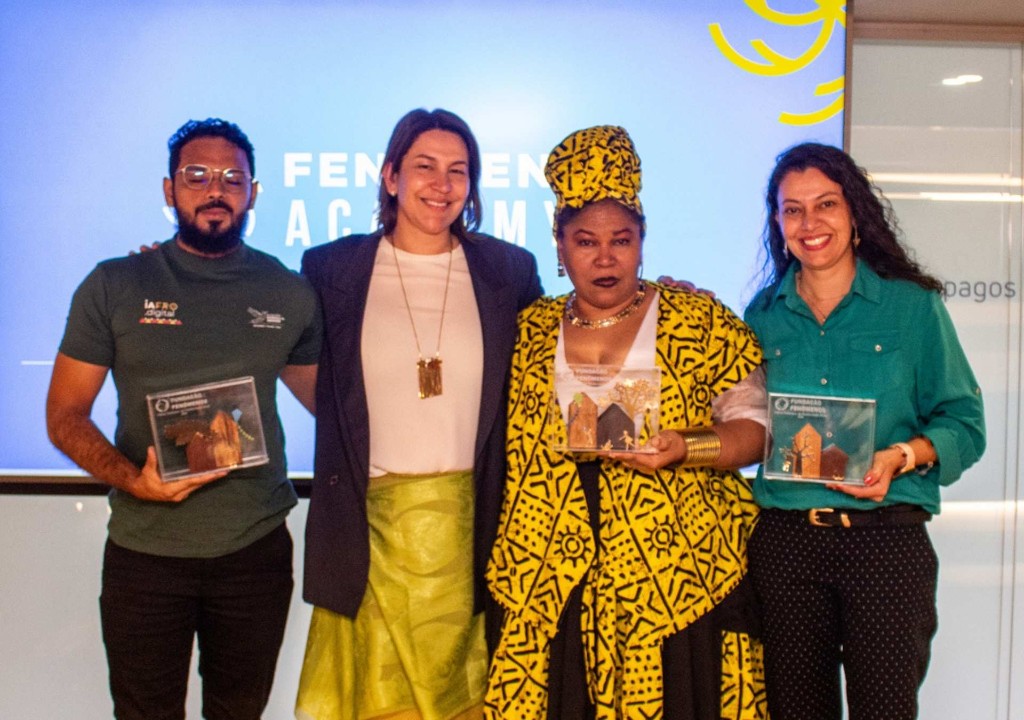 Lideranças e equipe do Fenômenos Academy em evento de reconhecimento